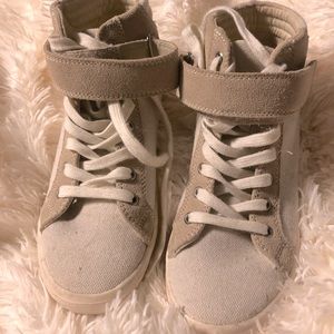 They are tan and size 6 US.